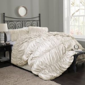 NIB! King Size Lush Decor 4 Piece Comforter Set